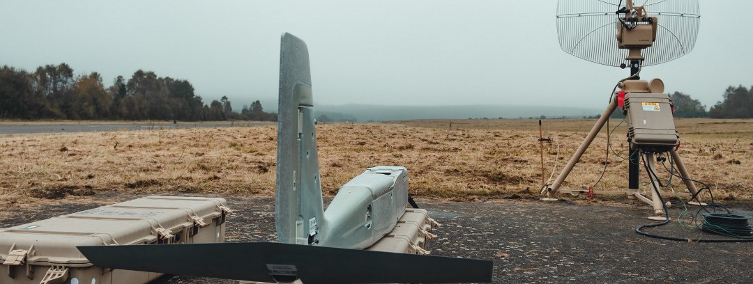 DGMR_News's tweet card. Een jaar geleden gaf de regering groen licht voor de verwerving van het onbemand luchtvaartuigsysteem (UAS*) PUMA Long Endurance. In oktober dit jaar voerde DG MR de aanvaardingsvluchten van de leveri