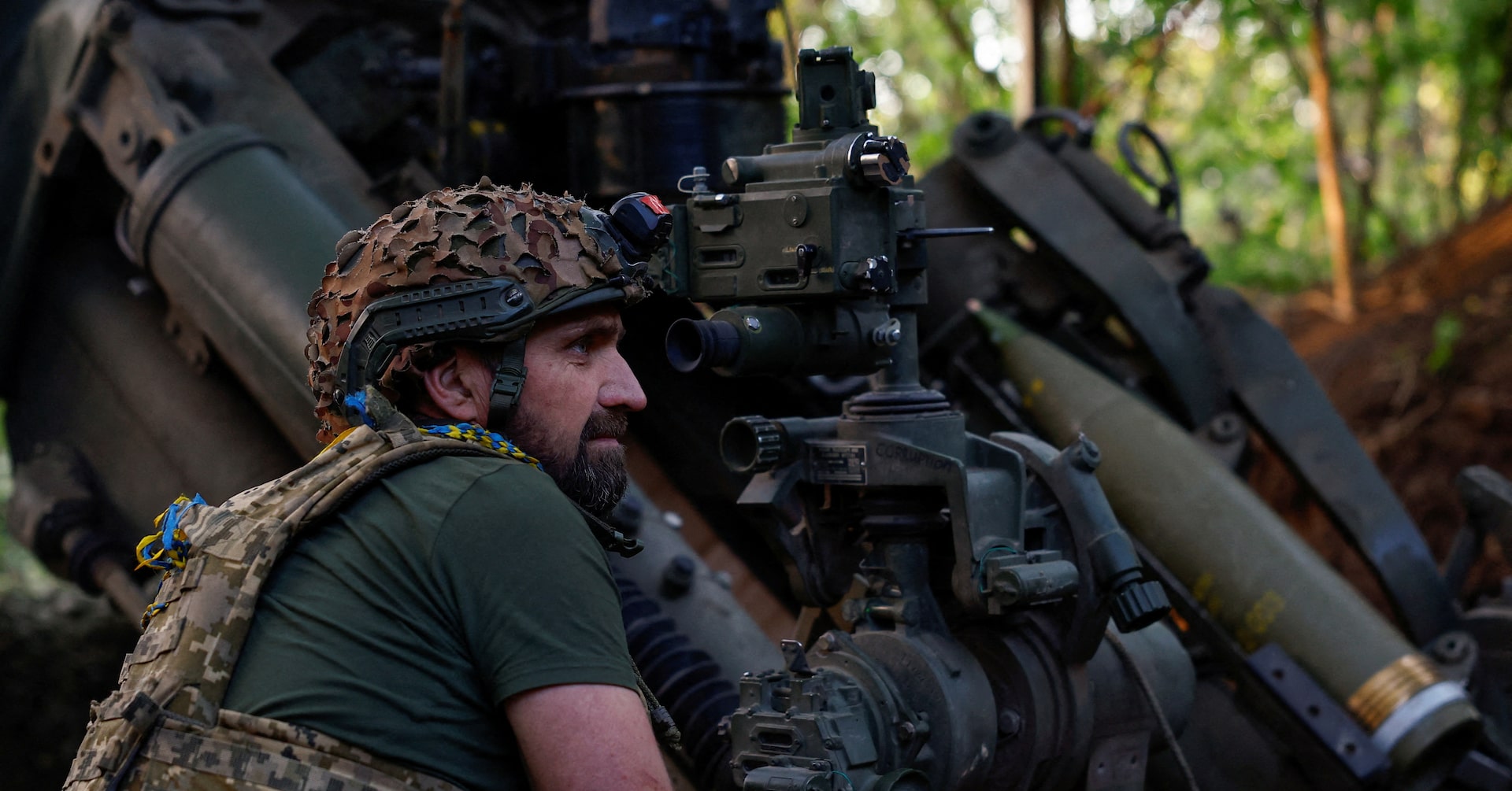 unnkoderuzou's tweet card. 米政府は議会が４月に６１０億ドルの対ウクライナ包括支援を可決したことを受けて、同国への弾薬や武器の提供を急いでいると説明している。しかし、ロイターがウクライナ東部の最前線で取材した２つの砲兵部隊にはいずれも弾薬と武器がまだ増強されておらず、ロシア軍を食い止めるのに必要な量を大きく下回っていた。