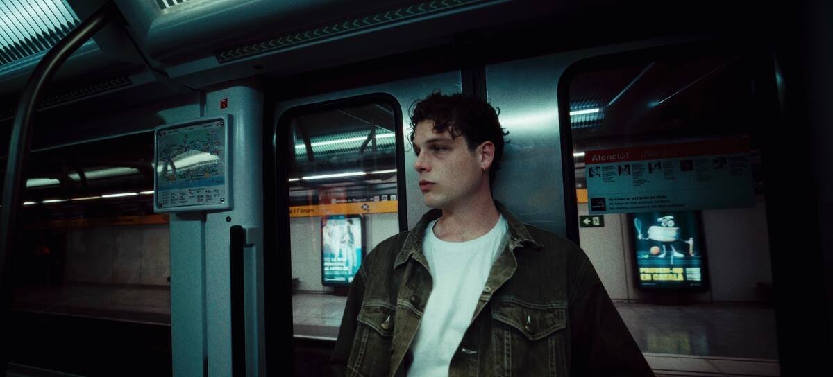 ycomMUSICA's tweet card. El debut reuneix cinc cançons que exploren la tendresa, la nostàlgia i la connexió quan els quilòmetres s'hi interposen