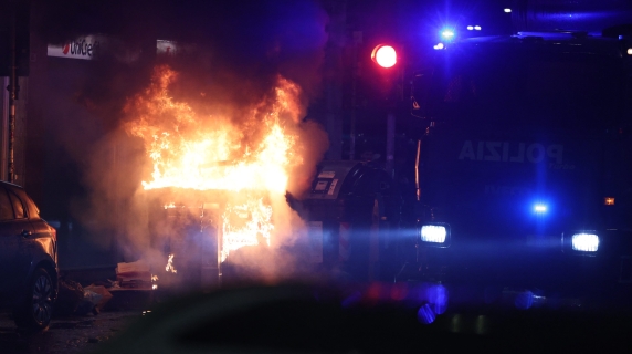 LuigiIvanV's tweet card. Dopo i momenti di maggiore tensione i manifestanti si sono divisi in gruppi che hanno continuato a creare problemi di ordine pubblico in centro a Bologna