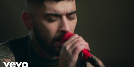 zaynmalik's tweet card. Go to ZAYN - Alienated (Live Performance Video).