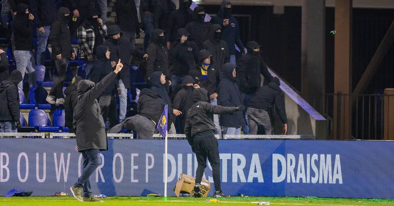 KKD-topper Cambuur-ADO stilgelegd vanwege vuurwerk