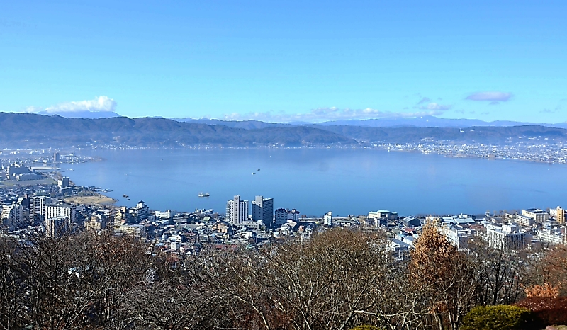 shinmaiweb's tweet card. 　ＮＨＫの２０２７年度前期連続テレビ小説が諏訪を舞台とすることが発表された２１日、地元からは驚きや歓迎の声が上がった。 　映画のロケなどを支援している諏訪圏フィルムコミッション（ＦＣ、諏訪市）の宮坂洋介さん（４７）は「ニュースで知った。突然のことでびっくりしている」と驚きつつ、「大変うれしい。撮影に