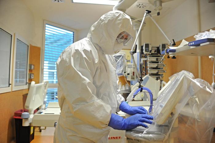 ansaeuropa's tweet card. L'Unione europea aumenta il suo sforzo concreto per combattere il virus Ebola, che con gli ultimi finanziamenti raggiunge la cifra di 1,1 miliardo di euro. (ANSA)