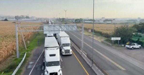 ElOtroEnfoque1's tweet card. Gobierno federal dialoga con transportistas y campesinos para evitar el megabloqueo del 24 de noviembre, atendiendo demandas sobre inseguridad, extorsiones y falta de apoyo al sector.