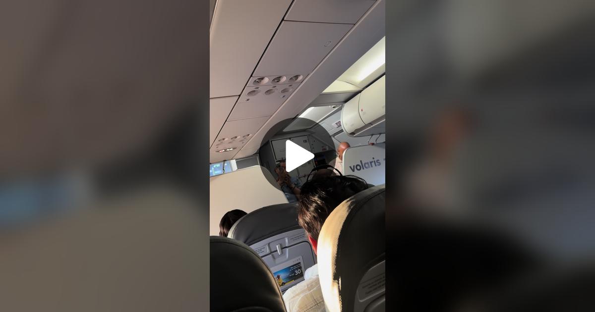 VivaAerobus's tweet card. 9247 likes, 424 comments. “Cuando tienes el enemigo en casa. #volarismexico Feliz cumpleaños 19 Volaris #vivaaerobusmexico @Volaris Airlines @Viva Aerobus”