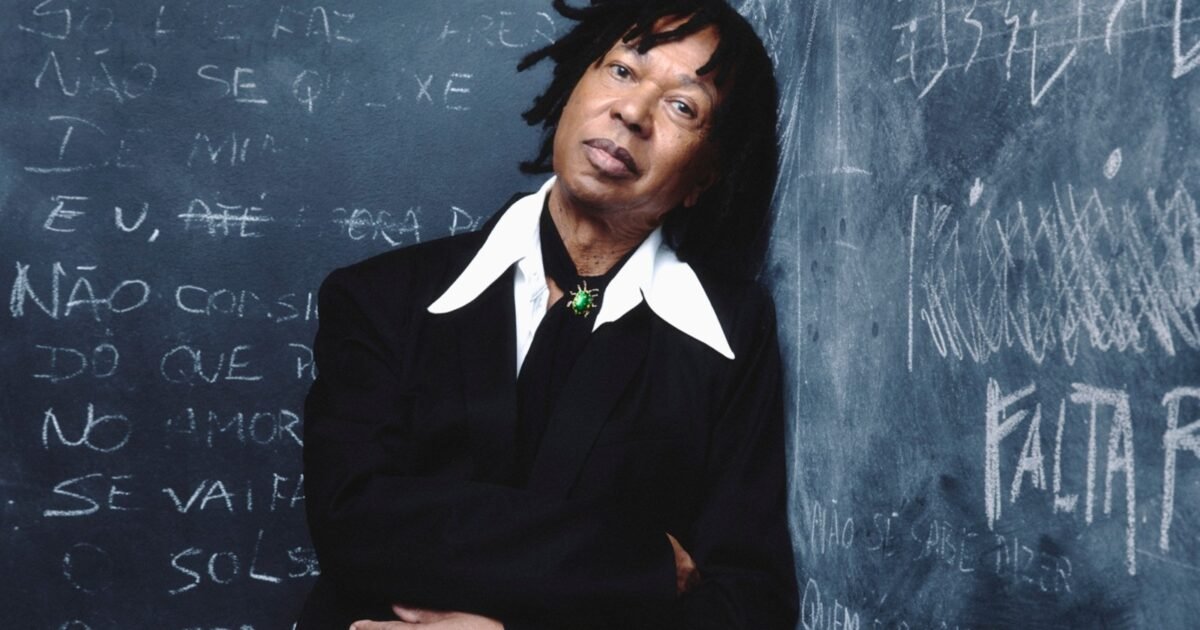 RevistaISTOE's tweet card. Aos 76 anos, Djavan lança o álbum 'Improviso', mesclando temas atuais e faixas inéditas, incluindo uma melodia originalmente criada para Michael Jackson. Celebrando cinco décadas de carreira, o...