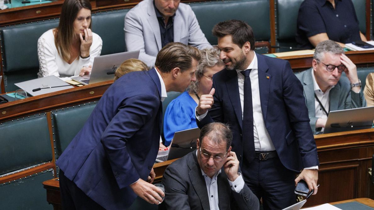 lesoir's tweet card. Les partis d’opposition ont déposé plus de cent amendements à la loi-programme comportant notamment la réforme du chômage, et voté le renvoi au Conseil d’Etat. Un « coup » qui bloque, provisoirement,...