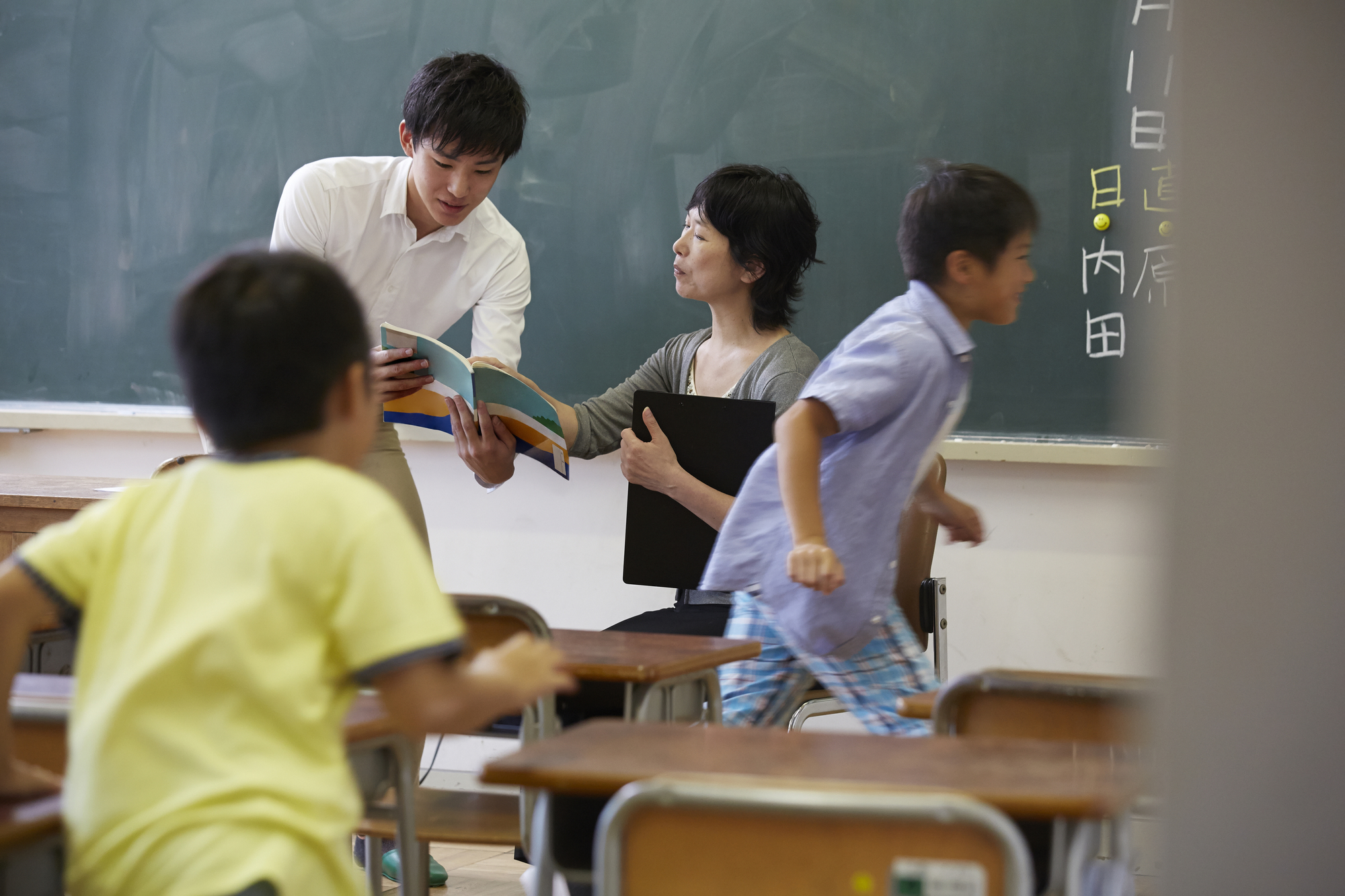 univjournal's tweet card. 　中央教育審議会教員養成部会が全国の教職課程認定大学など13校を実地視察したところ、おおむね問題なく教育課程が実施され、質の向上に向けた積極的な取り組みもあった