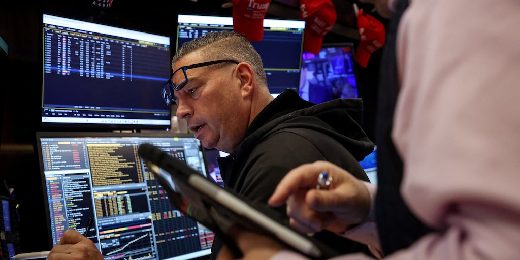 Contracurva's tweet card. Versiones cruzadas sobre el financiamiento para la Argentina impactaron en los bonos, que perdieron 0,9%. El S&P Merval restó 3,1%. Aunque el mercado de cambios no operó, el dólar CCL avanzó a $1.503