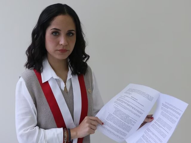 PanamericanaTV's tweet card. La congresista Sigrid Bazán propone un impuesto del 1% a patrimonios que superen las 5 UIT. La medida busca ampliar la recaudación y reducir las desigualdades del sistema tributario.