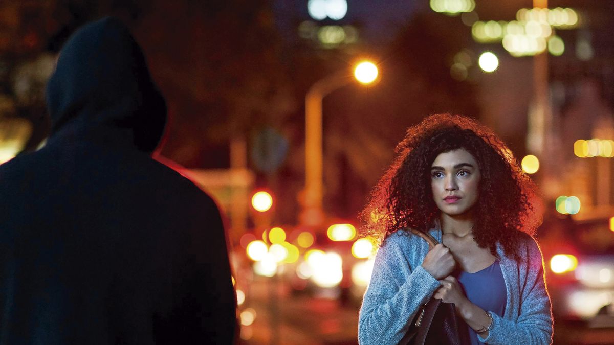 galeriarevista's tweet card. El acoso callejero persiste como la forma de violencia de género más naturalizada y cotidiana: entre la indiferencia y la ausencia de denuncias, las mujeres siguen implementando estrategias diarias...