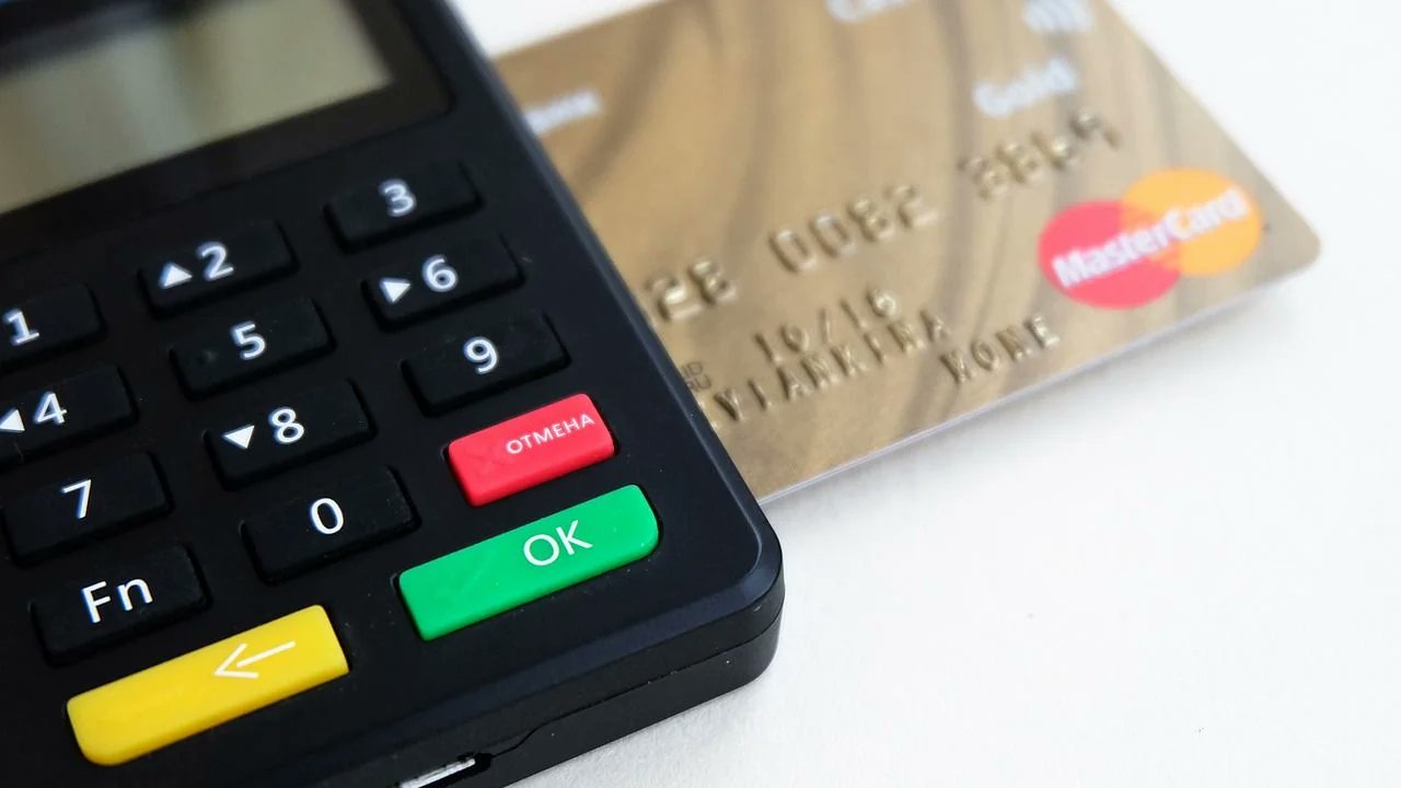 diario24horas's tweet card. ¿Te cobran comisión por pagar con tarjeta de crédito? Entérate aquí lo qué puedes hacer y qué dicen las autoridades ante dicha práctica.