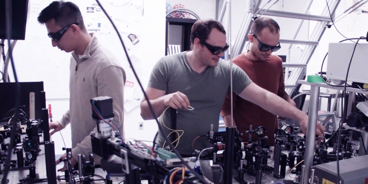 javeo_eu's tweet card. The fiber-optic cables carrying data across the internet are vulnerable. Two US initiatives aim to fix that by creating super-secure quantum transmissions.