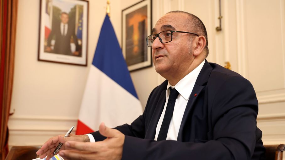 franceinfo's tweet card. Le député insoumis dénonçait un "déni institutionnel et politique". Le préfet de police de Paris y voit des "propos inadmissibles et inqualifiables".