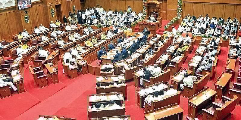 KannadaPrabha's tweet card. ಬೆಳಗಾವಿ: ಕಾಂಗ್ರೆಸ್‌ ಪಕ್ಷದ ಭಾರತ್ ಜೋಡೋ ಯಾತ್ರೆಯ ಮೇಲೆ ನಿರ್ಬಂಧ ಹೇರಲು ಪ್ರಯತ್ನಿಸುತ್ತಿರುವ ಕೇಂದ್ರ ಸರ್ಕಾರವನ್ನು  ವಿಪಕ್ಷ ನಾಯಕ ಸಿದ್ದರಾಮಯ್ಯ ಗುರುವಾರ ತರಾಟೆಗೆ ತೆಗೆದುಕೊಂಡರು ಮತ್ತು