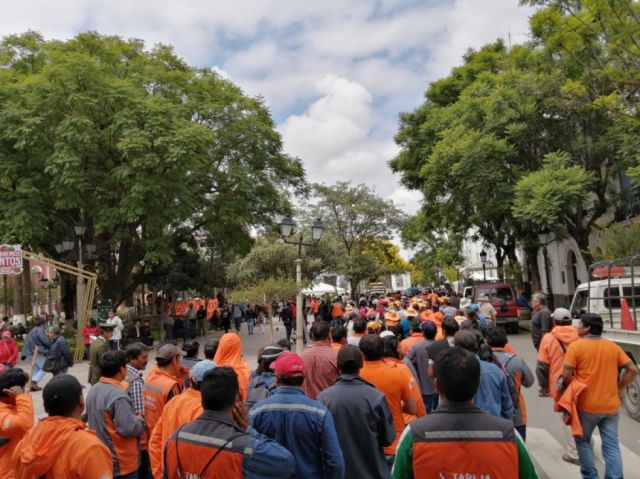 elpaisbo's tweet card. Los sindicatos de trabajadores del Gobierno Municipal determinaron el martes asumir la medida de huelga de 48 horas desde el miércoles para continuar el viernes debido a que convocaron a una reunión...