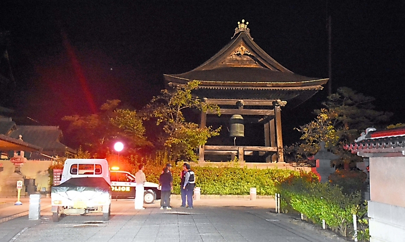 shinmaiweb's tweet card. 　１０日夜から１１日未明にかけ、長野市街地の善光寺や小中学校近くで熊の目撃情報が相次いだ。市や県警が警戒に当たったが、熊は立ち去り、１１日午前３時時点で発見に至っていない。長野中央署によると、けが人や物的被害は確認されていない。 　市森林いのしか対策課によると、目撃された熊は同一の個体の可能性がある