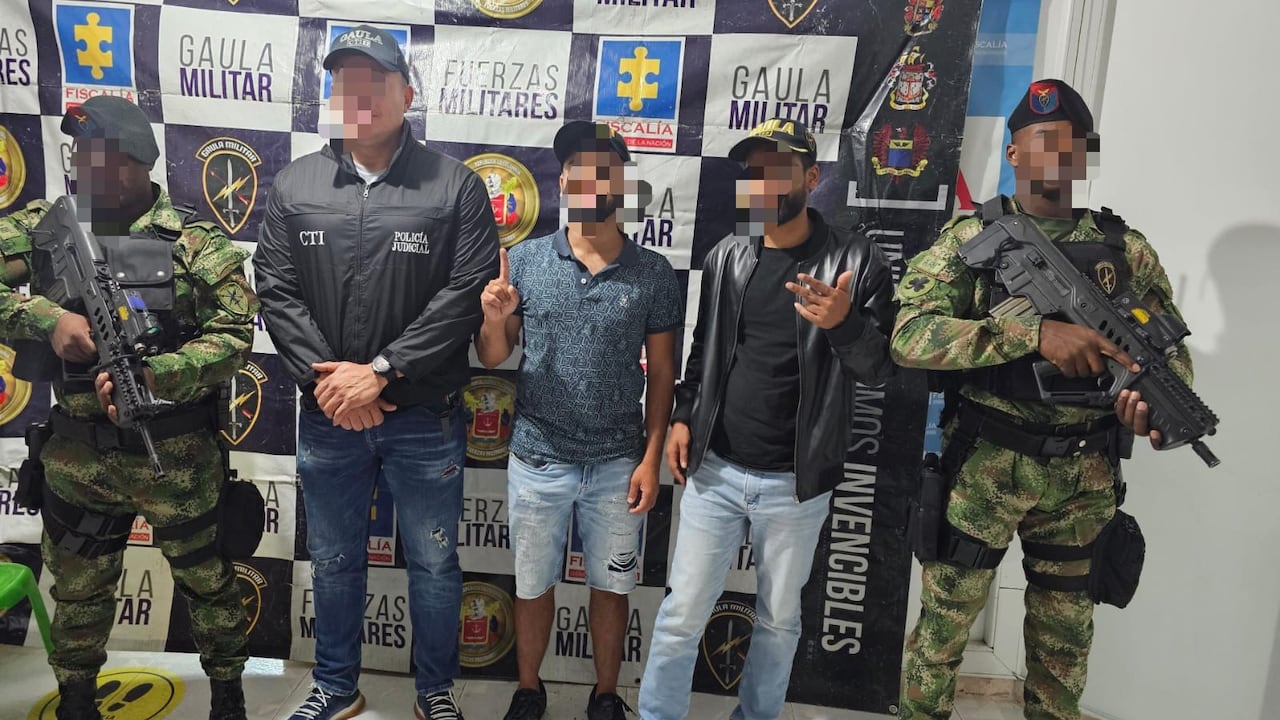 VickyDavilaH's tweet card. El Gaula de las Fuerzas Militares adelantó un operativo que en tiempo récord permitió el rescate de los extranjeros. 