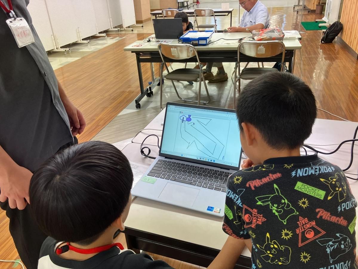 CoderDojoAizu's tweet card. 綾瀬はるかさんが会津藩公行列に10回目の参加をしてくれた2025年9月20日、会津まつりの真っ只中CoderDojo Aizuの第90回を開催しました！今回は子ども6名が参加し、そのうち2名は初めての参加でした。少人数ながらも、それぞれが集中して取り組み、とても充実した回となりました。 Scratchでのゲーム作成初めてScratchに触れた子もいましたが、