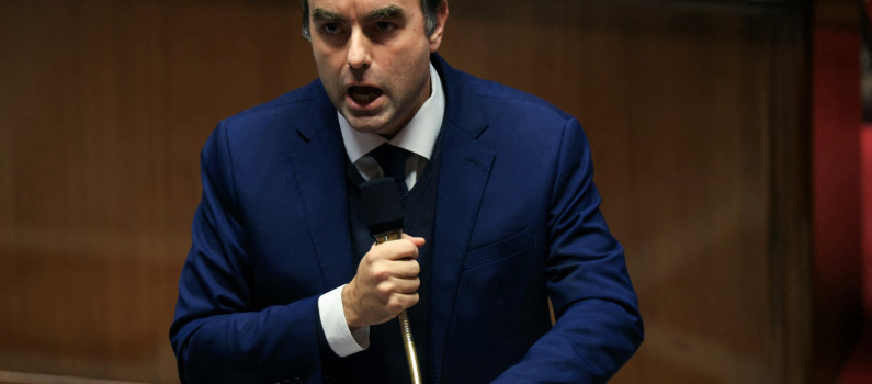 RTLFrance's tweet card. Face au tollé, le gouvernement fait marche arrière sur l’actualisation de la base de calcul de la taxe foncière, qui devait concerner potentiellement 7,4 millions de logements. L'exécutif souhaite...