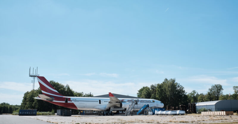 1TEnschede's tweet card. Met de sluiting van de voormalige Vliegbasis Twenthe in 2008 begon de zoektocht naar een nieuwe invulling voor het 130 hectare grote terrein. Enschede en…