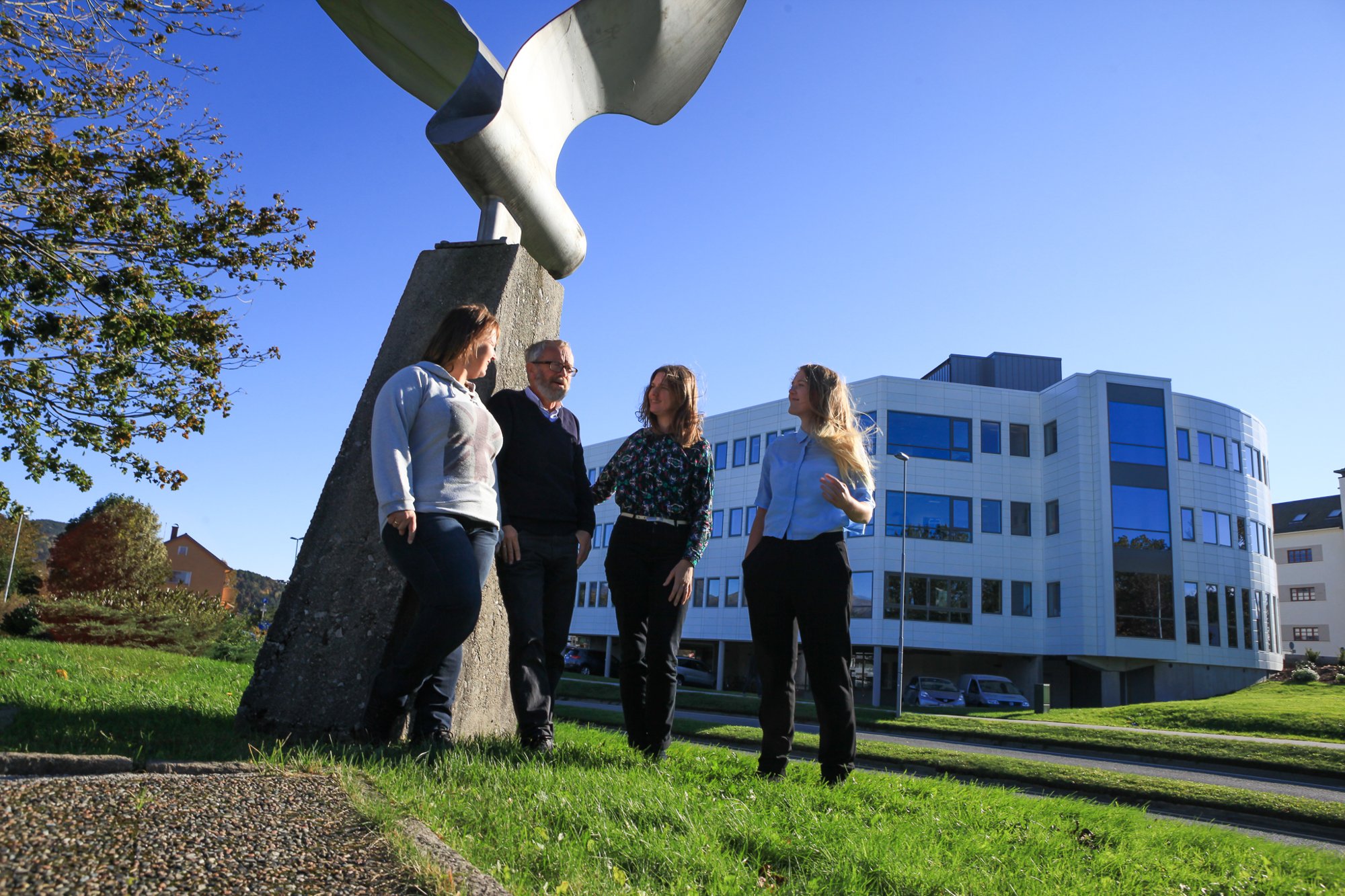 Ideal_lab_org's tweet card. Det kan bli store kunstverk av å bli kjend med austeuropearane i Florø.