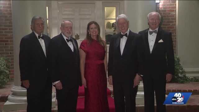 adamcallroberts's tweet card. Mike Beebe, Mike Huckabee, Sarah Huckabee Sanders, Bill Clinton, and Asa Hutchinson gathered at the governor's mansion in Little Rock.