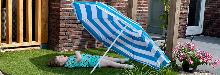 Mantelmama's tweet card. Klaas kan maar niet wennen aan de 2 verschillende werelden waarin hij leeft, sinds de komst van Sara. Het blijft schakelen en slikken.