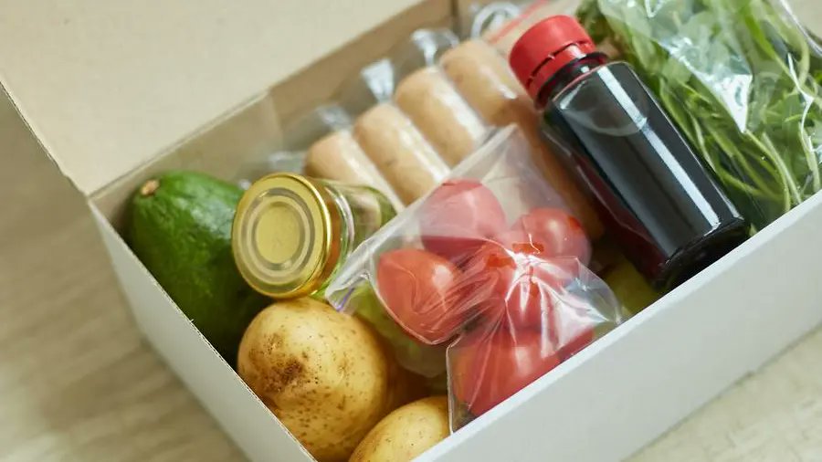 DomaniGiornale's tweet card. Le spedizioni di viveri che i genitori fanno ai loro figli fuorisede hanno poco a che fare con il cibo e tanto con l’affetto. Dentro a questo grande classico finiscono anche cose non del tutto...