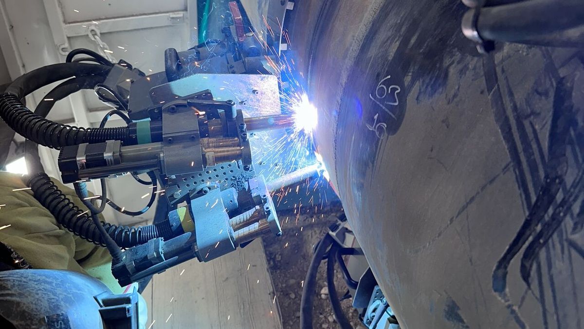 MasEnergiaLMN's tweet card. Techint y Sacde completaron la última soldadura regular del oleoducto VMOS, tras alcanzar un avance diario sin precedentes de 4 km.