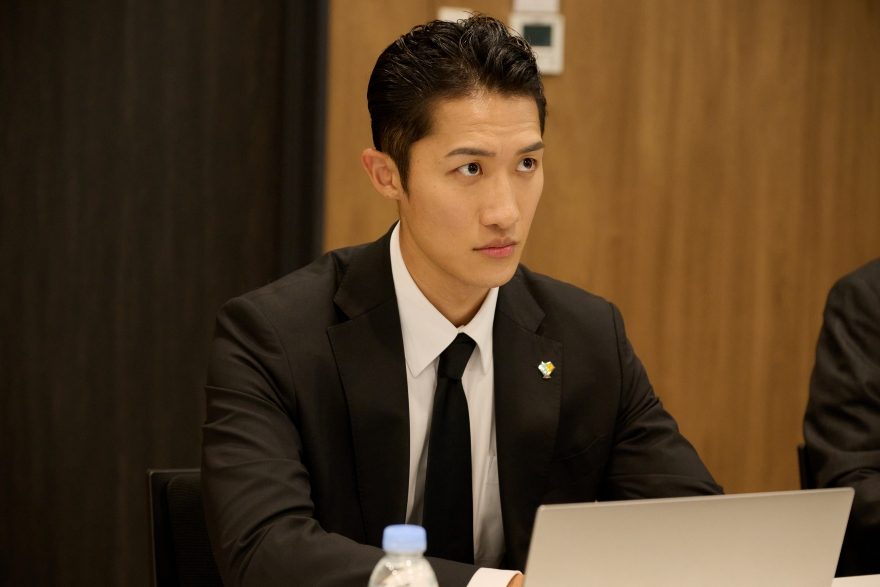 post_tvasahi's tweet card. Snow Man・岩本照が主演を務めるドラマ『恋する警護24時 season2』。本作は無骨でストイックなボディガード・北沢辰之助（岩本照）と弁護士のヒロイン・岸村里夏（白石麻衣）を中心に恋や事件を描いた考察系アクション・ラブコメディ。前シーズンで里夏と両想