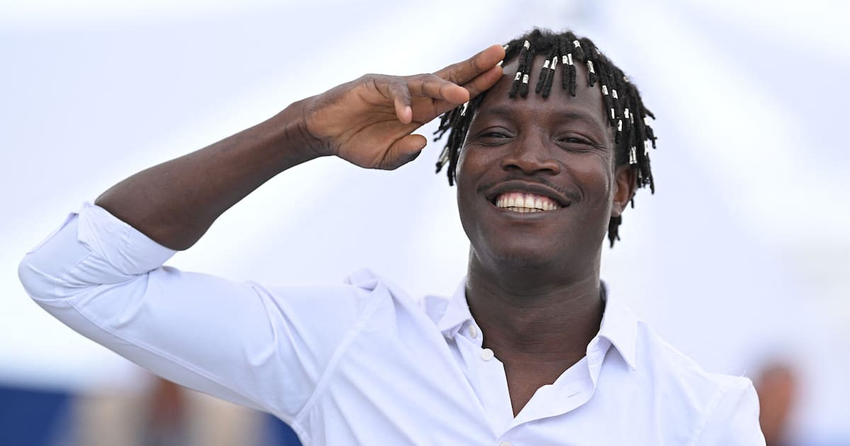 libe's tweet card. Le Guinéen, récompensé par un prix d’interprétation à Cannes pour son premier rôle obtenu par surprise, vient d’obtenir des papiers par la préfecture de la Somme, après trois refus.