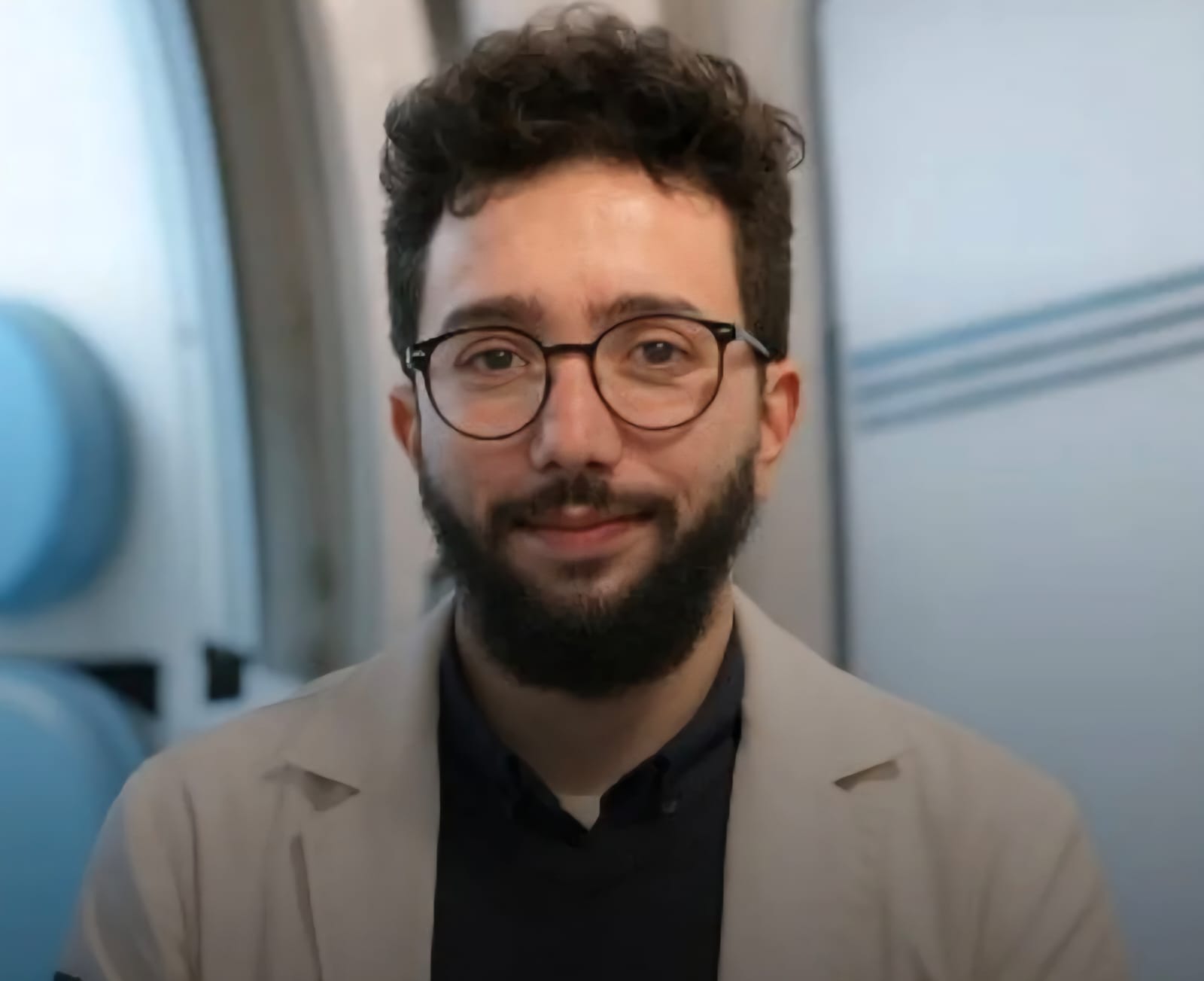 agendadopoder's tweet card. Homem de 24 anos é desmascarado em BH após denúncia de violência doméstica: ele se passava por major do Exército, forjou casamento dizia ter sido aprovado na Interpol.