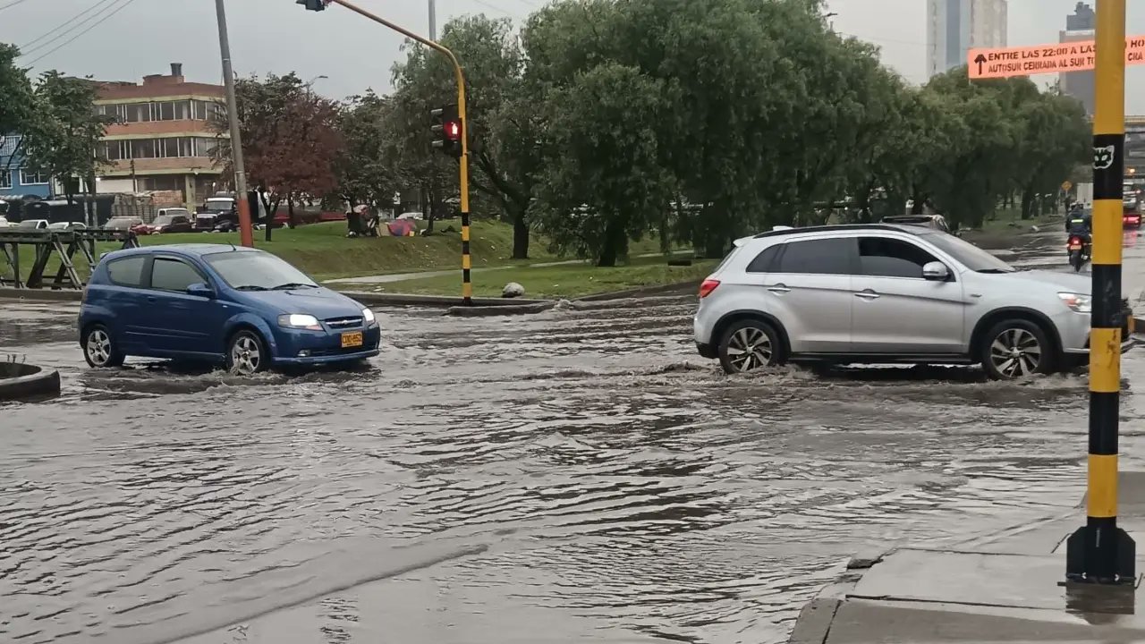 DavidGerardoC's tweet card. La capital colombiana quedó empapada tras diversas lluvias que se presentaron en la tarde de este viernes, además de una fuerte granizada.