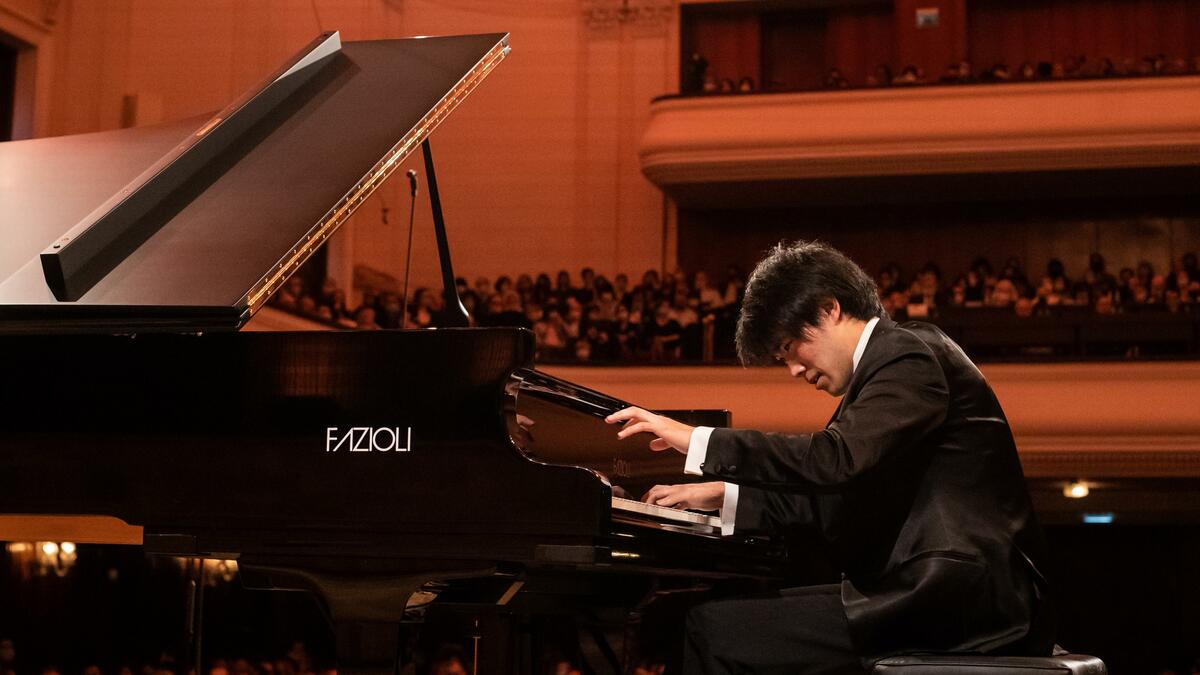 Toyokeizai's tweet card. ポーランドの首都ワルシャワ――。世界各国から優秀な若手ピアニストが集結し、10月3日に「第19回ショパン国際ピアノコンクール」が幕を開けた。5年に一度の開催となるが、前回大会はコロナ禍で延期されて2021年に…