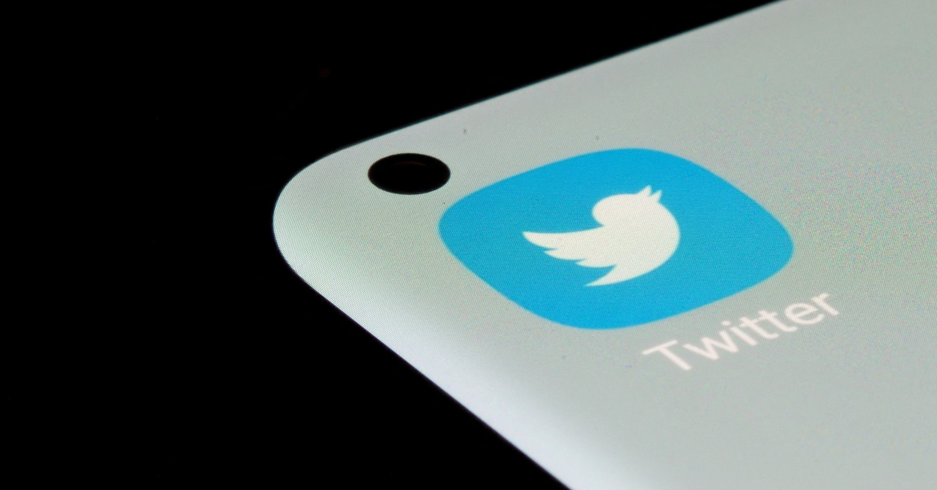 Sheila_Dang's tweet card. The heaviest tweeters, vital to its business, have been in "absolute decline" since the pandemic began, an internal researcher wrote. It underscores a challenge for Elon Musk.