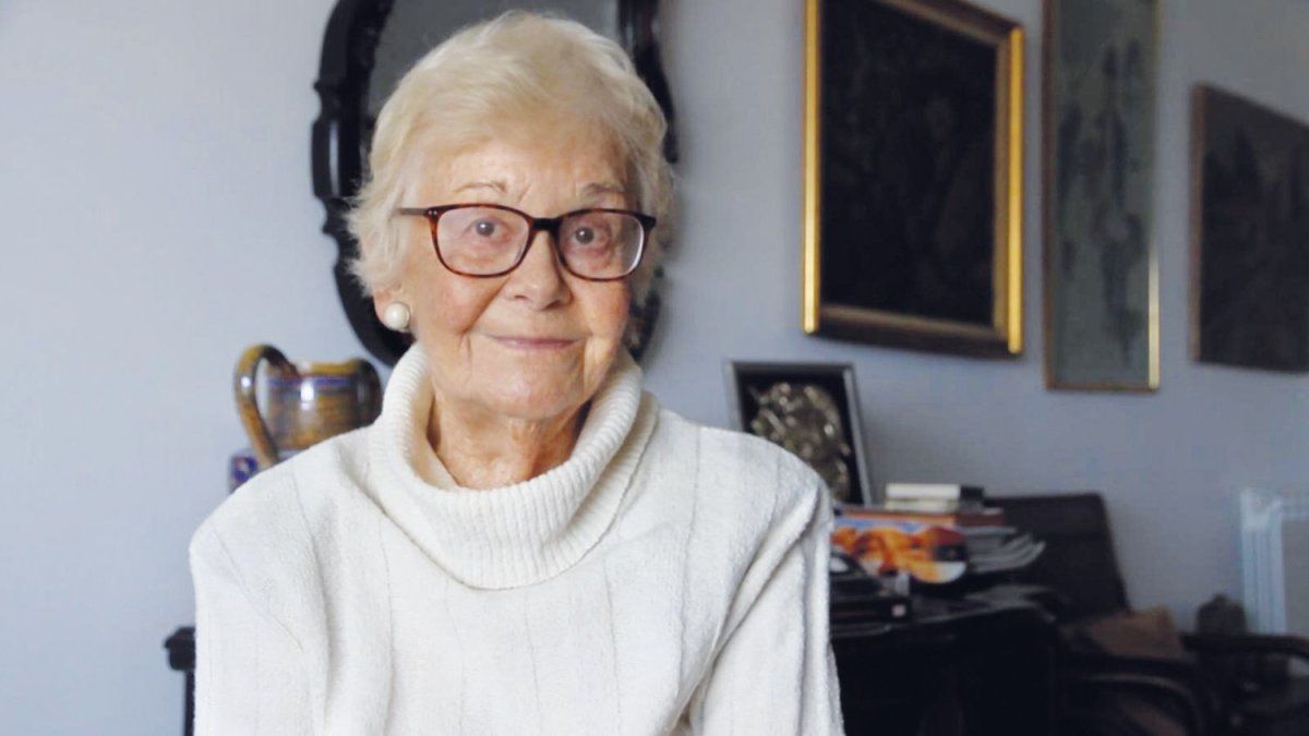 galeriarevista's tweet card. Después de criar a sus cinco hijos, dedicó su vida al mundo: ayudó a refugiados, militó por los derechos humanos y fue la primera vicecanciller de Uruguay