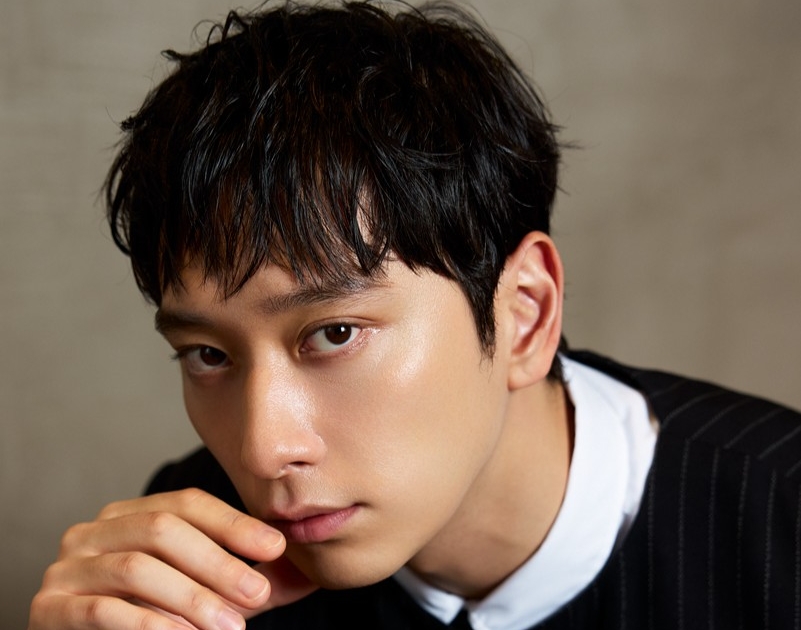 be_story_mag's tweet card. 「実際はセクシーじゃありません（笑）」2PM・チャンソンさんが語る“男性の色気”とは | ファーストソロアルバムのリリースを皮切りに、日本でのさらなる本格的なソロ活動にますます注目が集まっている2PMのチャンソンさん。グループ内では長年セクシー担当でありながら「セクシーなのはステージ上だけ」と控えめに語ります。今回は、チャンソンさんが考える“色気”や、今後の活動への意気込み、そして長年支え続...