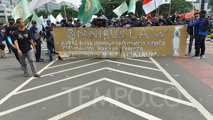 tempo_english's tweet card. The decline in job creation in the formal sector was attributed to low-quality investments.