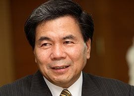 MacG4's tweet card. 「自分を選んでくれた熊本県民の幸せが大目標」と語る、蒲島郁夫・熊本県知事。“幸福量の最大化”を掲げ、地方自治に取り組む。