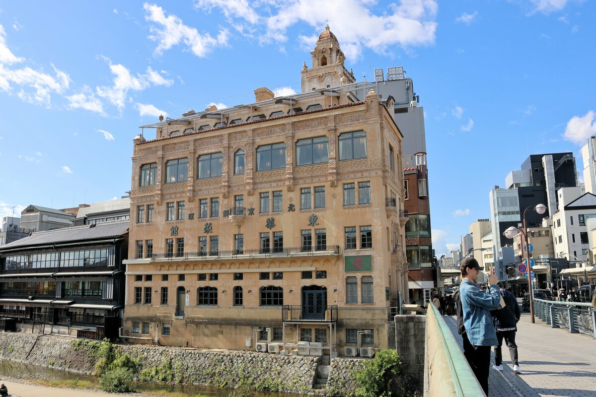 kyoto_np's tweet card. 　京都市下京区の四条大橋西詰にある老舗中華料理店「東華菜館」は、築１００年を迎える本店を一時休業すると…