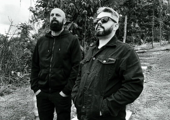 BlogNoiseRed's tweet card. O duo emergente do post punk nacional, VALE CINZA lançou no dia 30 de outubro, o novo EP, 'Já Não Me Cabe Este Lugar' pela Geleia Discos.Definido como "músicas para quem se identifica com o peso e a...