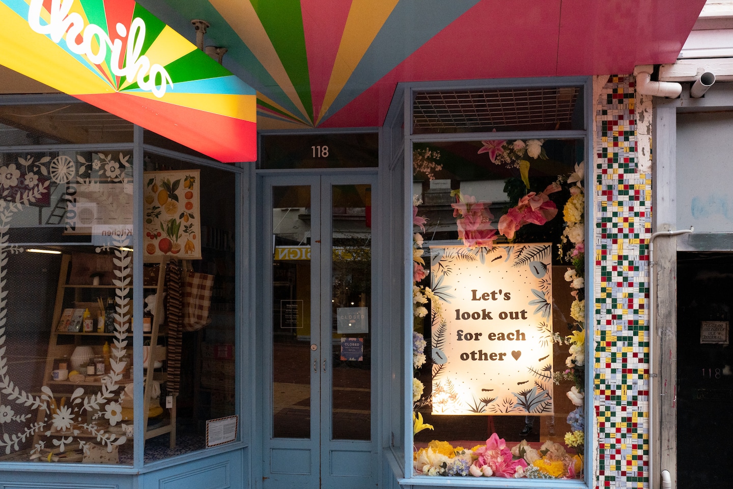 HaljoHal's tweet card. The number of new coronavirus cases is starting to decline as the country pursues a policy of elimination rather than containment.