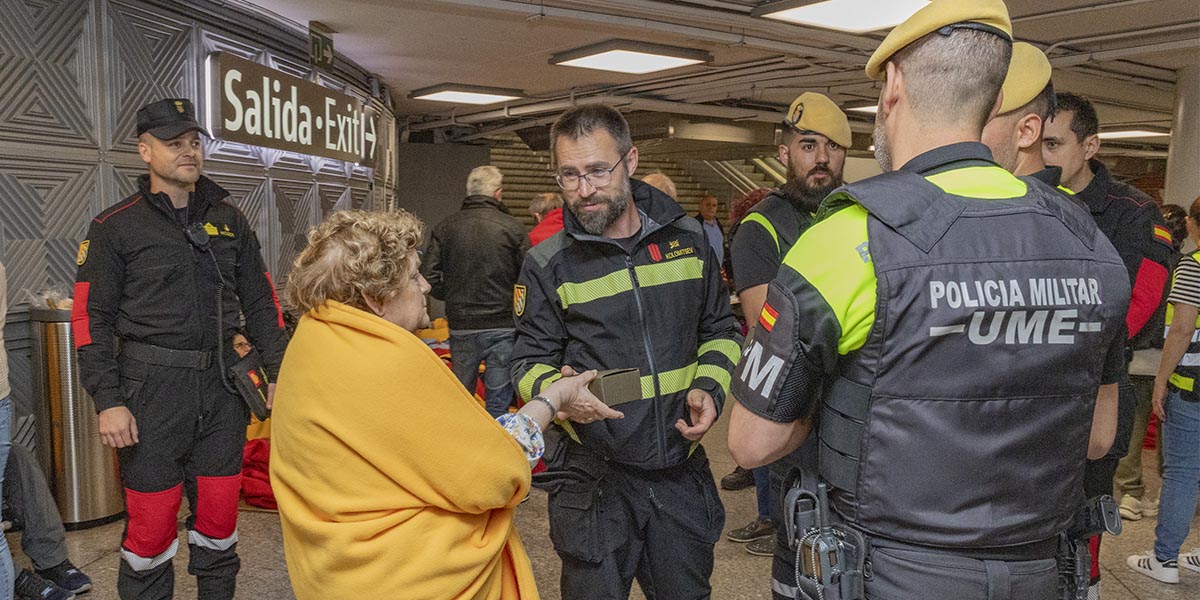 DefAviation's tweet card. This Monday, Spain experienced an unprecedented situation with a nationwide blackout that caused chaos in transportation. The military deployment in Spain after the cold drop catastrophe, in pictures...