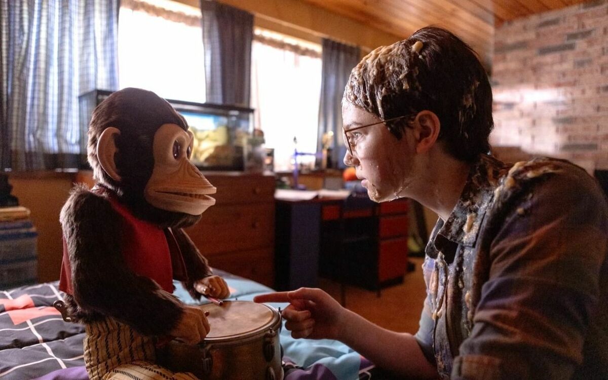 310manga's tweet card. “ホラーの帝王”スティーヴン・キングの短編「猿とシンバル」を基に、 “ホラー映画の新たな巨匠”オズグッド・パーキンスが監督と脚本を務め映画化。本国アメリカでは、公開前から予告編の再生回数が72時間で…