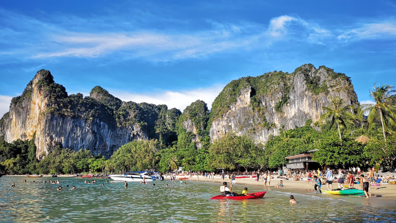 spark_content's tweet card. Find out the best areas to book your hotel in Krabi so that you are steps away from beaches, restaurants, shopping and from boat tours to Phi Phi islands.