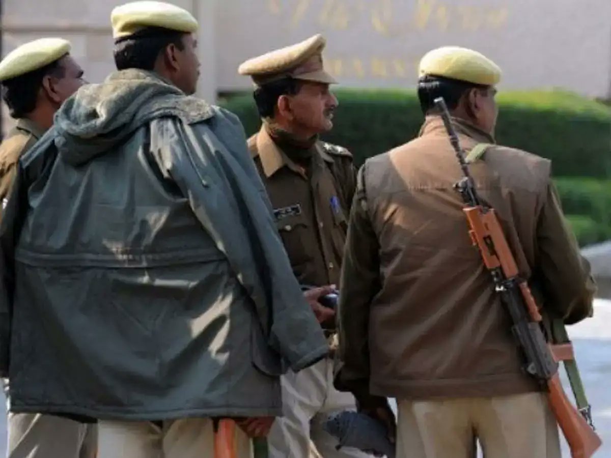 AalokJaggi's tweet card. Noida Crime: 15 जनवरी की दोपहर सदरपुर कॉलोनी निवासी जगन्नाथ ग्रेनो की एक आईटी कंपनी में इंटरव्यू के लिए जा रहे थे। 30 रुपये में ग्रेटर नोएडा छोड़ने का झांसा देकर बदमाशों ने उन्हें सेक्टर 37 बॉटनिकल...