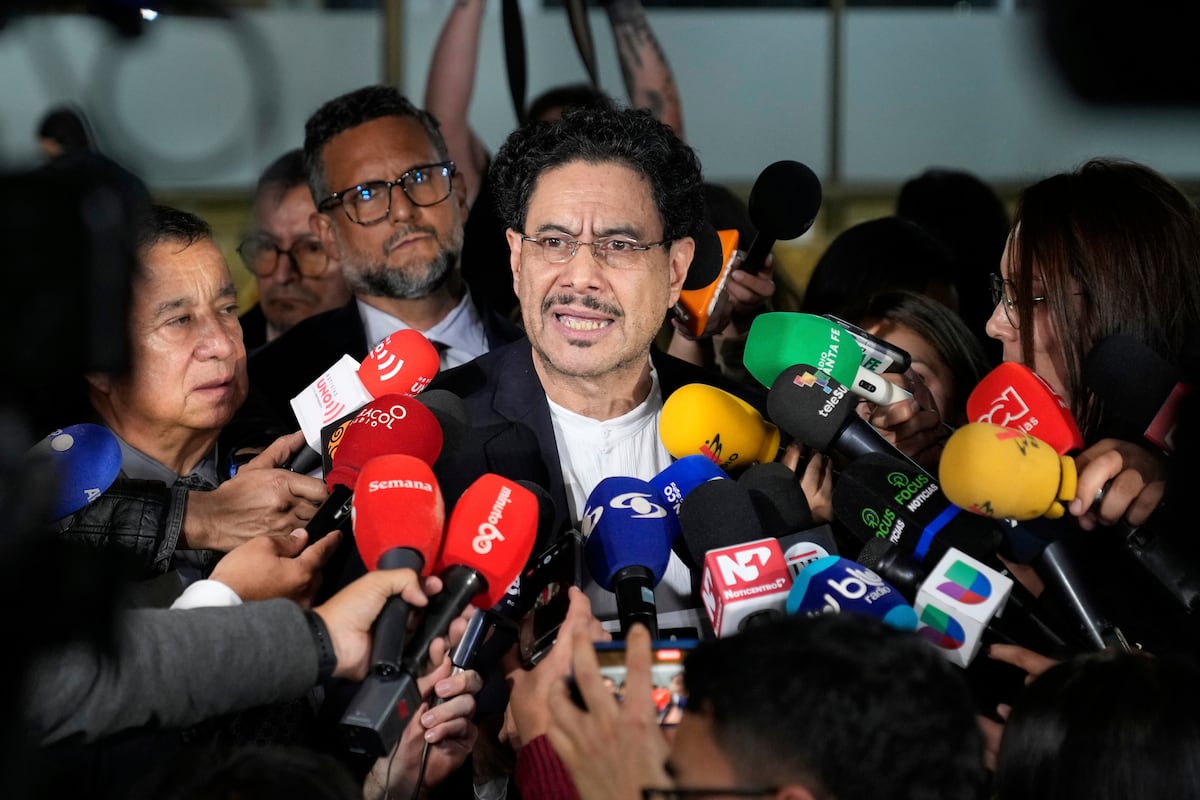 IvanCepedaCast's tweet card. Gustavo Petro se suma a una propuesta del senador para que el exmandatario se someta a mecanismos de reparación de víctimas. El líder condenado se opone rotundamente y la derecha refuerza sus...