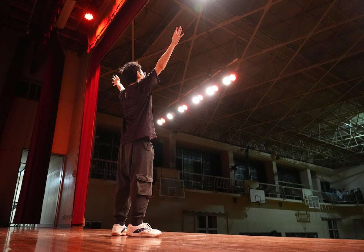 clientzero1's tweet card. 病気で寝たきりの母親を幼い頃から介護していた友山幸（ともやま・こう）さん（26）＝仮名＝は、小学校にもほとんど通えず、読み書き計算などの基礎学力を身につけることができなかった。19歳で京都市立洛友中